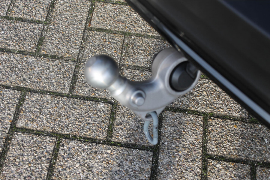 Volvo XC40 T4 211PK Autm. Plug-in hybrid Plus Dark Semi elektrisch wegklapbare trekhaak / Elektrisch bedienbare bestuurdersstoel met geheugen / Harman Kardon Audio