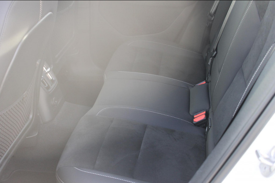 Volvo XC40 T4 211PK Autm. Plug-in hybrid Plus Dark Semi elektrisch wegklapbare trekhaak / Elektrisch bedienbare bestuurdersstoel met geheugen / Harman Kardon Audio