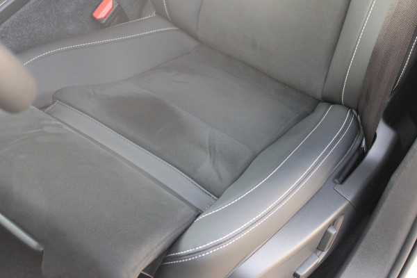 Volvo XC40 T4 211PK Autm. Plug-in hybrid Plus Dark Semi elektrisch wegklapbare trekhaak / Elektrisch bedienbare bestuurdersstoel met geheugen / Harman Kardon Audio