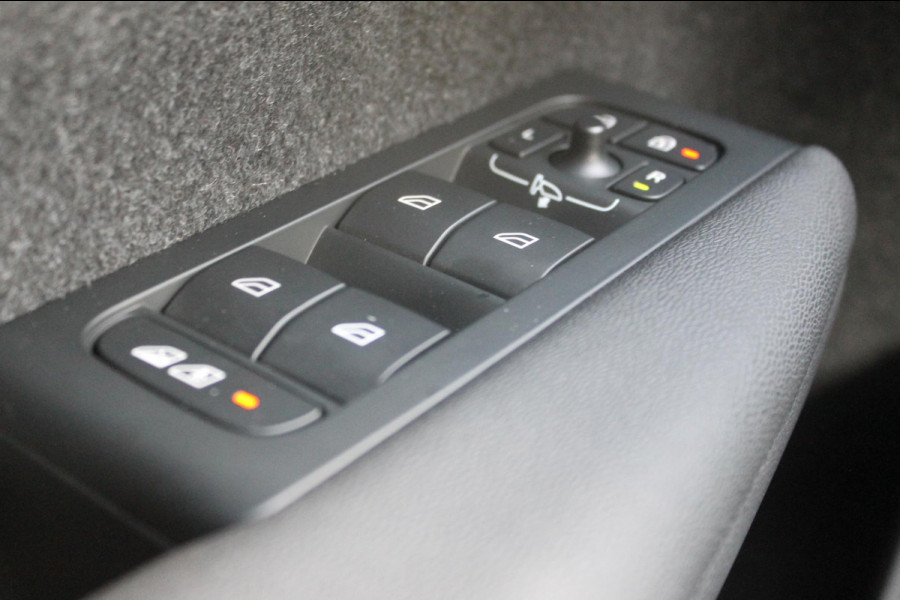 Volvo XC40 T4 211PK Autm. Plug-in hybrid Plus Dark Semi elektrisch wegklapbare trekhaak / Elektrisch bedienbare bestuurdersstoel met geheugen / Harman Kardon Audio