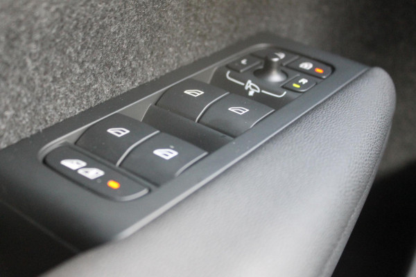 Volvo XC40 T4 211PK Autm. Plug-in hybrid Plus Dark Semi elektrisch wegklapbare trekhaak / Elektrisch bedienbare bestuurdersstoel met geheugen / Harman Kardon Audio