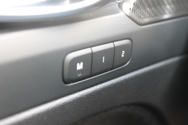 Volvo XC40 T4 211PK Autm. Plug-in hybrid Plus Dark Semi elektrisch wegklapbare trekhaak / Elektrisch bedienbare bestuurdersstoel met geheugen / Harman Kardon Audio