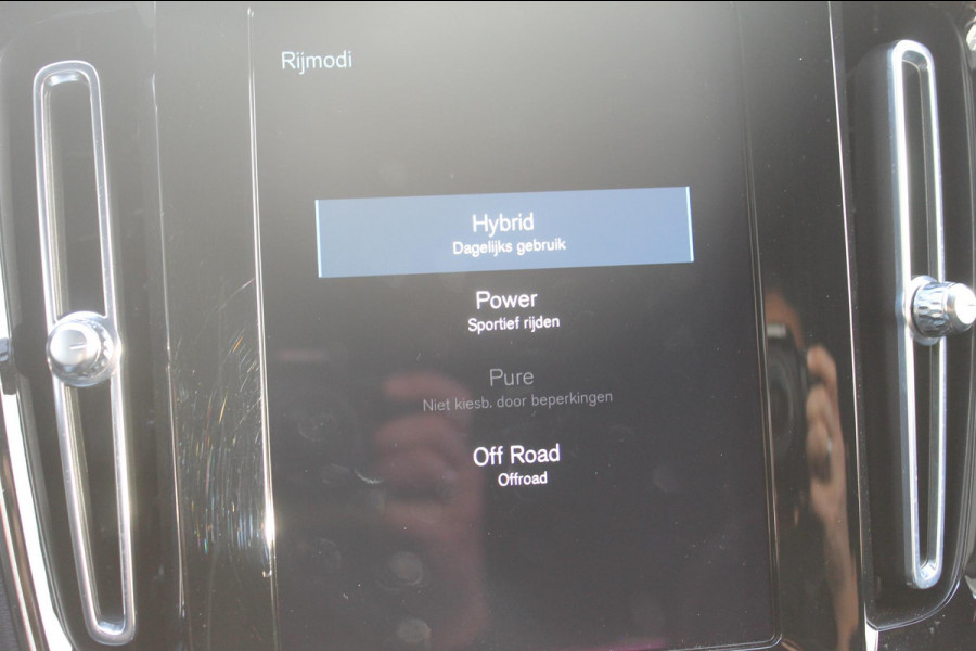 Volvo XC40 T4 211PK Autm. Plug-in hybrid Plus Dark Semi elektrisch wegklapbare trekhaak / Elektrisch bedienbare bestuurdersstoel met geheugen / Harman Kardon Audio