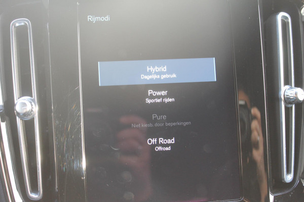 Volvo XC40 T4 211PK Autm. Plug-in hybrid Plus Dark Semi elektrisch wegklapbare trekhaak / Elektrisch bedienbare bestuurdersstoel met geheugen / Harman Kardon Audio