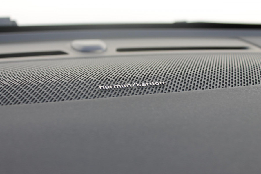 Volvo XC40 T4 211PK Autm. Plug-in hybrid Plus Dark Semi elektrisch wegklapbare trekhaak / Elektrisch bedienbare bestuurdersstoel met geheugen / Harman Kardon Audio