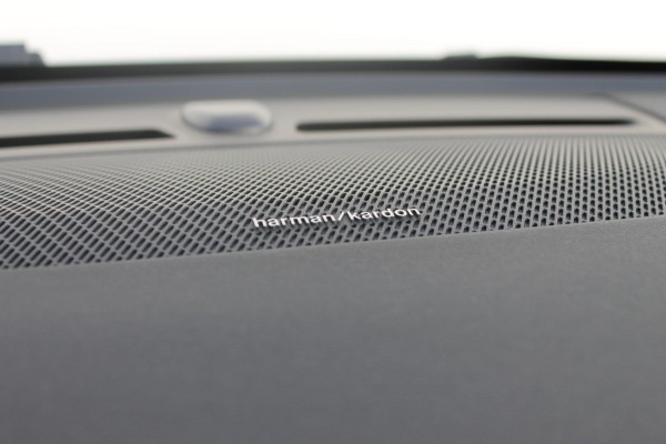 Volvo XC40 T4 211PK Autm. Plug-in hybrid Plus Dark Semi elektrisch wegklapbare trekhaak / Elektrisch bedienbare bestuurdersstoel met geheugen / Harman Kardon Audio