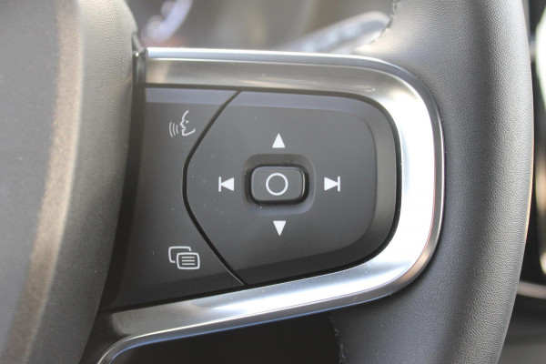 Volvo XC40 T4 211PK Autm. Plug-in hybrid Plus Dark Semi elektrisch wegklapbare trekhaak / Elektrisch bedienbare bestuurdersstoel met geheugen / Harman Kardon Audio