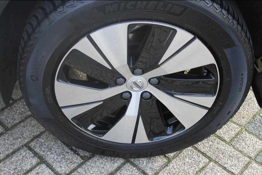 Volvo XC40 T4 211PK Autm. Plug-in hybrid Plus Dark Semi elektrisch wegklapbare trekhaak / Elektrisch bedienbare bestuurdersstoel met geheugen / Harman Kardon Audio