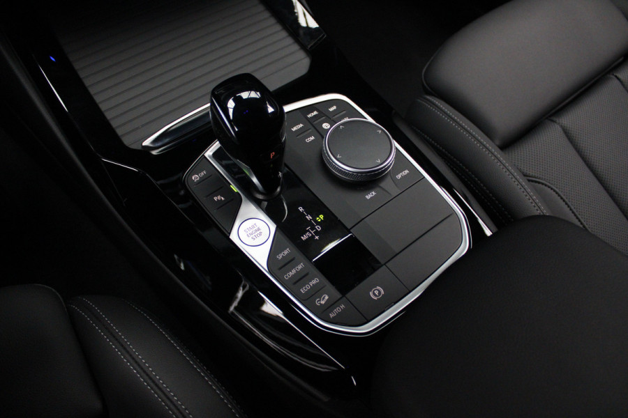 BMW X3 xDrive20i High Exe M-Pakket HUD Leer ACC Camera Navi Laser LED Elektr. achterklep Climate (3-zone) Elektr. trekhaak PDC LM velgen