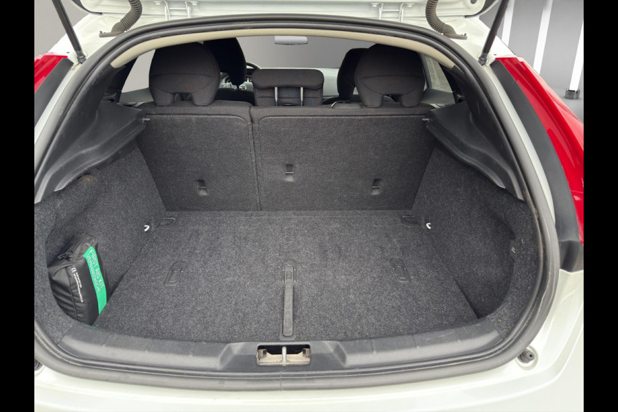 Volvo V40 2.0 T2 Kinetic | Camera + Sensoren | Navigatie | L.M.Velg | 17"Velg | Led koplampen |