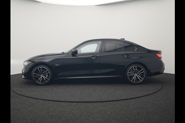 BMW 3-serie 330e M Sport Plug In Hybrid 293pk Dealer O.H. PHEV | Adaptief Onderstel | Sfeerverlichting | Alcantara Sportstoelen Verwarmd | Virtual | Apple Carplay | Navigatie | DAB | 19"L.M |