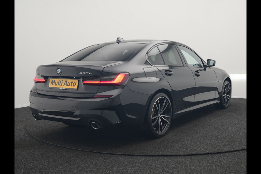 BMW 3-serie 330e M Sport Plug In Hybrid 293pk Dealer O.H. PHEV | Adaptief Onderstel | Sfeerverlichting | Alcantara Sportstoelen Verwarmd | Virtual | Apple Carplay | Navigatie | DAB | 19"L.M |