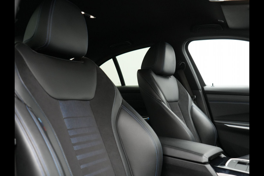 BMW 3-serie 330e M Sport Plug In Hybrid 293pk Dealer O.H. PHEV | Adaptief Onderstel | Sfeerverlichting | Alcantara Sportstoelen Verwarmd | Virtual | Apple Carplay | Navigatie | DAB | 19"L.M |