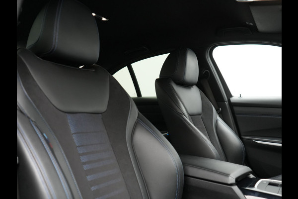 BMW 3-serie 330e M Sport Plug In Hybrid 293pk Dealer O.H. PHEV | Adaptief Onderstel | Sfeerverlichting | Alcantara Sportstoelen Verwarmd | Virtual | Apple Carplay | Navigatie | DAB | 19"L.M |