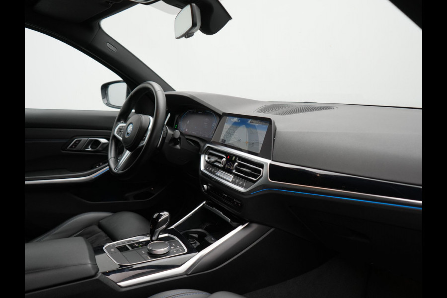 BMW 3-serie 330e M Sport Plug In Hybrid 293pk Dealer O.H. PHEV | Adaptief Onderstel | Sfeerverlichting | Alcantara Sportstoelen Verwarmd | Virtual | Apple Carplay | Navigatie | DAB | 19"L.M |