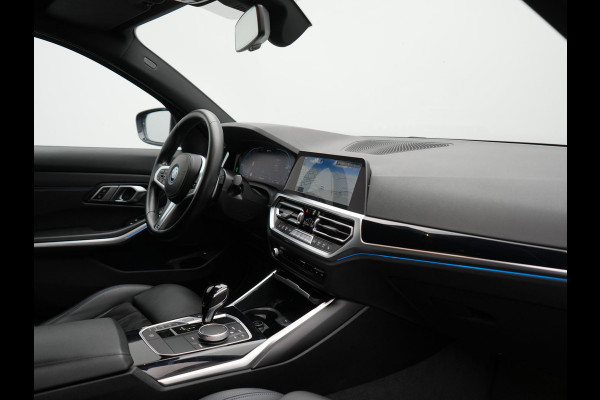 BMW 3-serie 330e M Sport Plug In Hybrid 293pk Dealer O.H. PHEV | Adaptief Onderstel | Sfeerverlichting | Alcantara Sportstoelen Verwarmd | Virtual | Apple Carplay | Navigatie | DAB | 19"L.M |