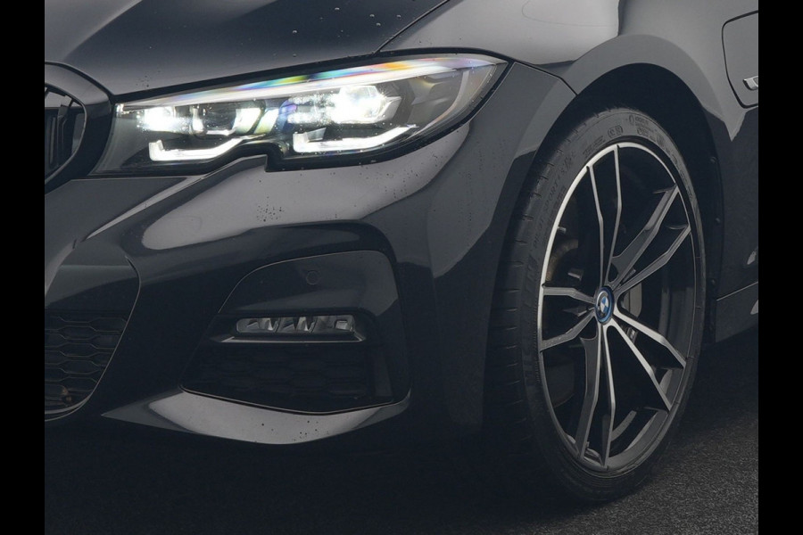 BMW 3-serie 330e M Sport Plug In Hybrid 293pk Dealer O.H. PHEV | Adaptief Onderstel | Sfeerverlichting | Alcantara Sportstoelen Verwarmd | Virtual | Apple Carplay | Navigatie | DAB | 19"L.M |