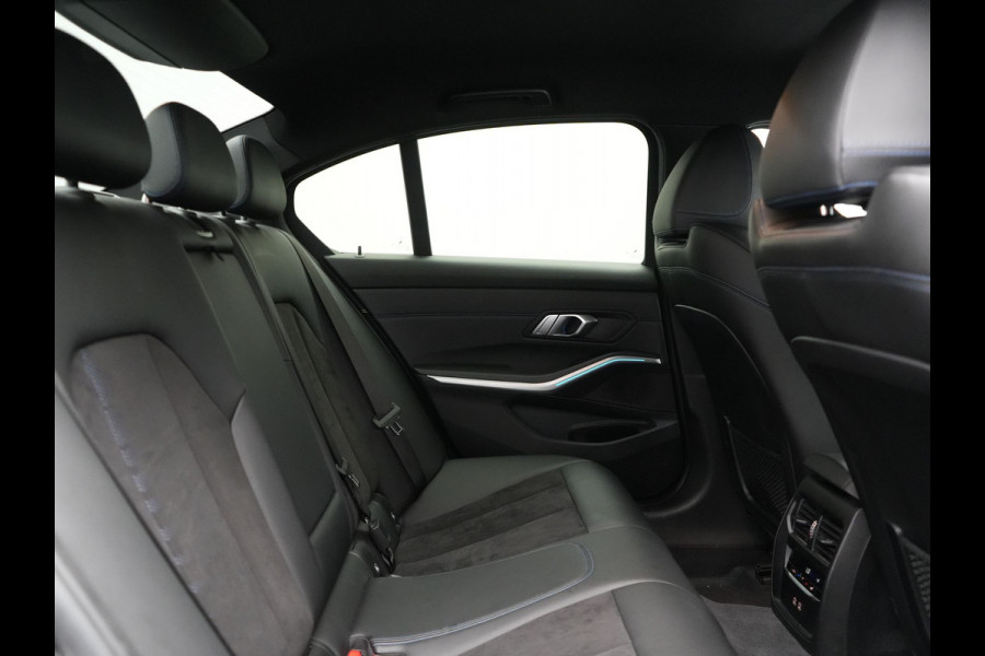 BMW 3-serie 330e M Sport Plug In Hybrid 293pk Dealer O.H. PHEV | Adaptief Onderstel | Sfeerverlichting | Alcantara Sportstoelen Verwarmd | Virtual | Apple Carplay | Navigatie | DAB | 19"L.M |