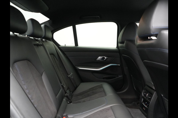 BMW 3-serie 330e M Sport Plug In Hybrid 293pk Dealer O.H. PHEV | Adaptief Onderstel | Sfeerverlichting | Alcantara Sportstoelen Verwarmd | Virtual | Apple Carplay | Navigatie | DAB | 19"L.M |