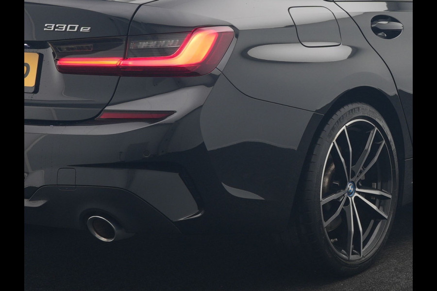BMW 3-serie 330e M Sport Plug In Hybrid 293pk Dealer O.H. PHEV | Adaptief Onderstel | Sfeerverlichting | Alcantara Sportstoelen Verwarmd | Virtual | Apple Carplay | Navigatie | DAB | 19"L.M |