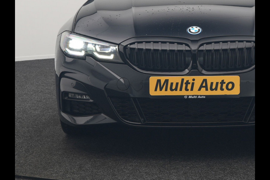 BMW 3-serie 330e M Sport Plug In Hybrid 293pk Dealer O.H. PHEV | Adaptief Onderstel | Sfeerverlichting | Alcantara Sportstoelen Verwarmd | Virtual | Apple Carplay | Navigatie | DAB | 19"L.M |
