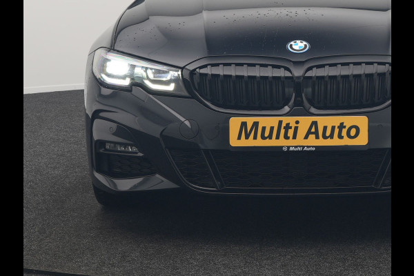BMW 3-serie 330e M Sport Plug In Hybrid 293pk Dealer O.H. PHEV | Adaptief Onderstel | Sfeerverlichting | Alcantara Sportstoelen Verwarmd | Virtual | Apple Carplay | Navigatie | DAB | 19"L.M |