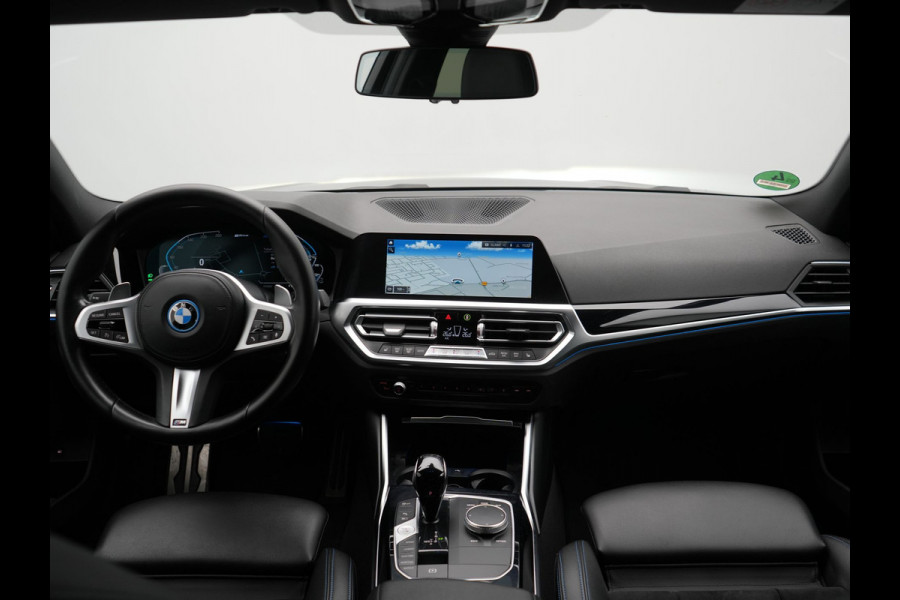 BMW 3-serie 330e M Sport Plug In Hybrid 293pk Dealer O.H. PHEV | Adaptief Onderstel | Sfeerverlichting | Alcantara Sportstoelen Verwarmd | Virtual | Apple Carplay | Navigatie | DAB | 19"L.M |