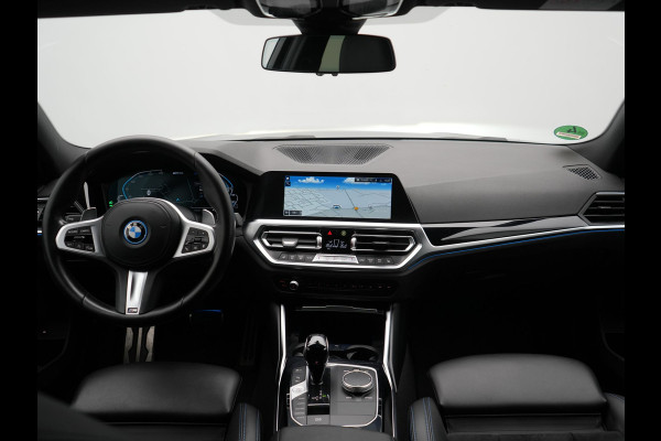 BMW 3-serie 330e M Sport Plug In Hybrid 293pk Dealer O.H. PHEV | Adaptief Onderstel | Sfeerverlichting | Alcantara Sportstoelen Verwarmd | Virtual | Apple Carplay | Navigatie | DAB | 19"L.M |