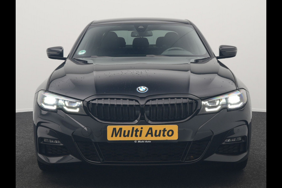 BMW 3-serie 330e M Sport Plug In Hybrid 293pk Dealer O.H. PHEV | Adaptief Onderstel | Sfeerverlichting | Alcantara Sportstoelen Verwarmd | Virtual | Apple Carplay | Navigatie | DAB | 19"L.M |