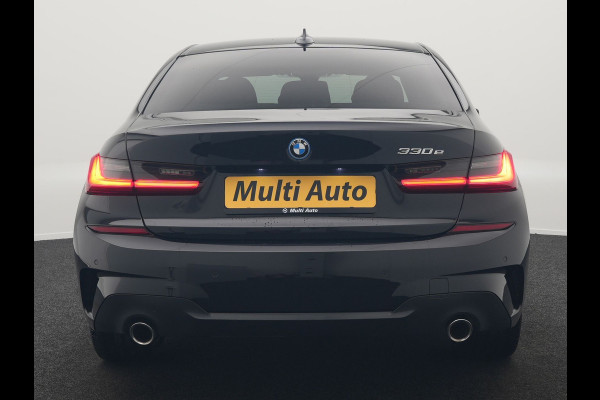 BMW 3-serie 330e M Sport Plug In Hybrid 293pk Dealer O.H. PHEV | Adaptief Onderstel | Sfeerverlichting | Alcantara Sportstoelen Verwarmd | Virtual | Apple Carplay | Navigatie | DAB | 19"L.M |