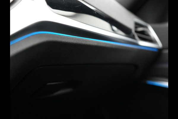 BMW 3-serie 330e M Sport Plug In Hybrid 293pk Dealer O.H. PHEV | Adaptief Onderstel | Sfeerverlichting | Alcantara Sportstoelen Verwarmd | Virtual | Apple Carplay | Navigatie | DAB | 19"L.M |