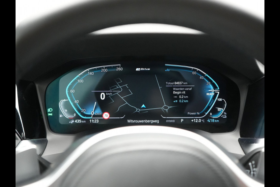 BMW 3-serie 330e M Sport Plug In Hybrid 293pk Dealer O.H. PHEV | Adaptief Onderstel | Sfeerverlichting | Alcantara Sportstoelen Verwarmd | Virtual | Apple Carplay | Navigatie | DAB | 19"L.M |