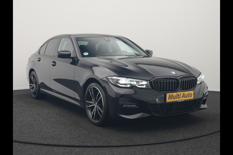 BMW 3-serie 330e M Sport Plug In Hybrid 293pk Dealer O.H. PHEV | Adaptief Onderstel | Sfeerverlichting | Alcantara Sportstoelen Verwarmd | Virtual | Apple Carplay | Navigatie | DAB | 19"L.M |