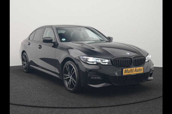 BMW 3-serie 330e M Sport Plug In Hybrid 293pk Dealer O.H. PHEV | Adaptief Onderstel | Sfeerverlichting | Alcantara Sportstoelen Verwarmd | Virtual | Apple Carplay | Navigatie | DAB | 19"L.M |