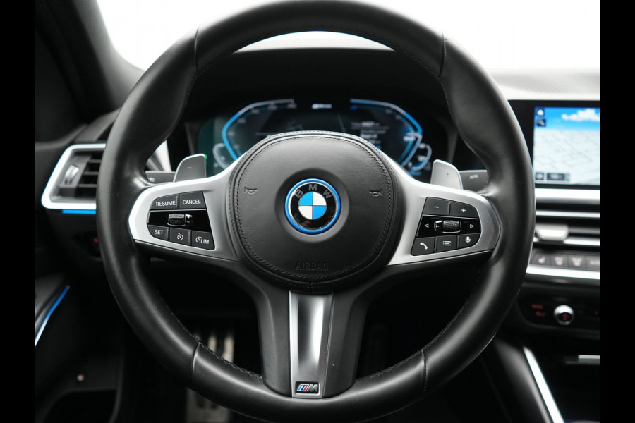 BMW 3-serie 330e M Sport Plug In Hybrid 293pk Dealer O.H. PHEV | Adaptief Onderstel | Sfeerverlichting | Alcantara Sportstoelen Verwarmd | Virtual | Apple Carplay | Navigatie | DAB | 19"L.M |