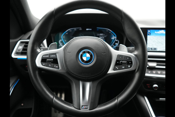 BMW 3-serie 330e M Sport Plug In Hybrid 293pk Dealer O.H. PHEV | Adaptief Onderstel | Sfeerverlichting | Alcantara Sportstoelen Verwarmd | Virtual | Apple Carplay | Navigatie | DAB | 19"L.M |