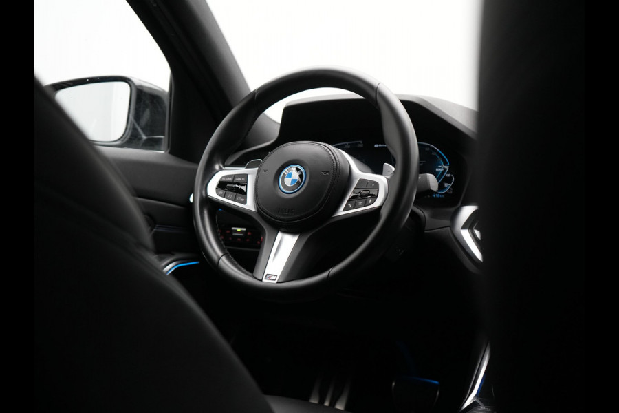 BMW 3-serie 330e M Sport Plug In Hybrid 293pk Dealer O.H. PHEV | Adaptief Onderstel | Sfeerverlichting | Alcantara Sportstoelen Verwarmd | Virtual | Apple Carplay | Navigatie | DAB | 19"L.M |