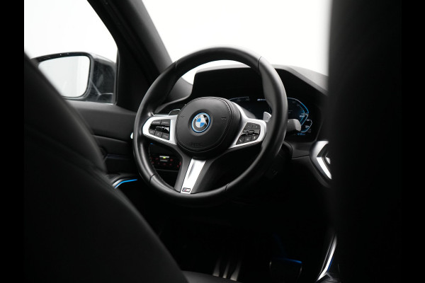 BMW 3-serie 330e M Sport Plug In Hybrid 293pk Dealer O.H. PHEV | Adaptief Onderstel | Sfeerverlichting | Alcantara Sportstoelen Verwarmd | Virtual | Apple Carplay | Navigatie | DAB | 19"L.M |