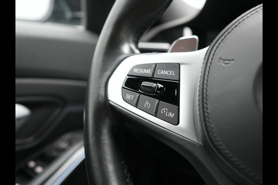 BMW 3-serie 330e M Sport Plug In Hybrid 293pk Dealer O.H. PHEV | Adaptief Onderstel | Sfeerverlichting | Alcantara Sportstoelen Verwarmd | Virtual | Apple Carplay | Navigatie | DAB | 19"L.M |