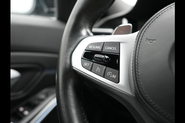 BMW 3-serie 330e M Sport Plug In Hybrid 293pk Dealer O.H. PHEV | Adaptief Onderstel | Sfeerverlichting | Alcantara Sportstoelen Verwarmd | Virtual | Apple Carplay | Navigatie | DAB | 19"L.M |