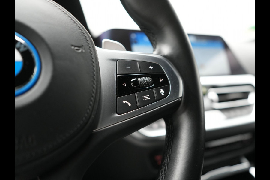 BMW 3-serie 330e M Sport Plug In Hybrid 293pk Dealer O.H. PHEV | Adaptief Onderstel | Sfeerverlichting | Alcantara Sportstoelen Verwarmd | Virtual | Apple Carplay | Navigatie | DAB | 19"L.M |