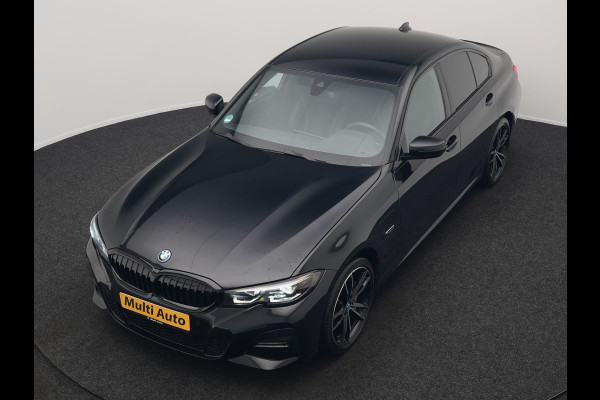 BMW 3-serie 330e M Sport Plug In Hybrid 293pk Dealer O.H. PHEV | Adaptief Onderstel | Sfeerverlichting | Alcantara Sportstoelen Verwarmd | Virtual | Apple Carplay | Navigatie | DAB | 19"L.M |