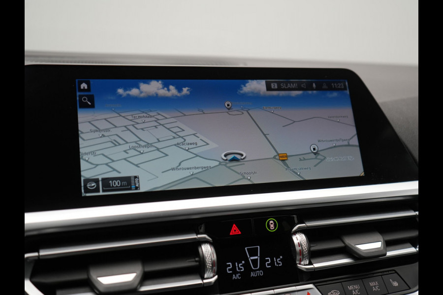 BMW 3-serie 330e M Sport Plug In Hybrid 293pk Dealer O.H. PHEV | Adaptief Onderstel | Sfeerverlichting | Alcantara Sportstoelen Verwarmd | Virtual | Apple Carplay | Navigatie | DAB | 19"L.M |