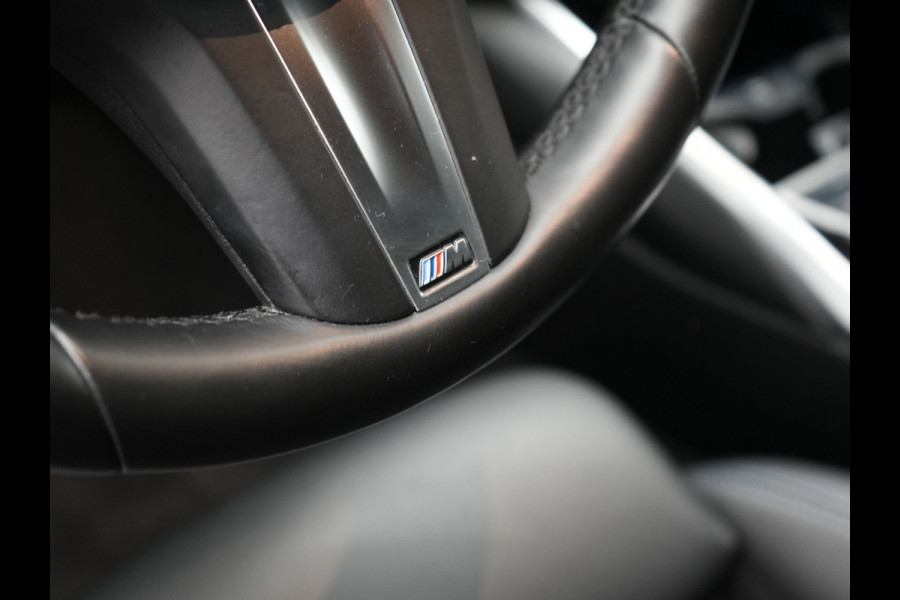 BMW 3-serie 330e M Sport Plug In Hybrid 293pk Dealer O.H. PHEV | Adaptief Onderstel | Sfeerverlichting | Alcantara Sportstoelen Verwarmd | Virtual | Apple Carplay | Navigatie | DAB | 19"L.M |