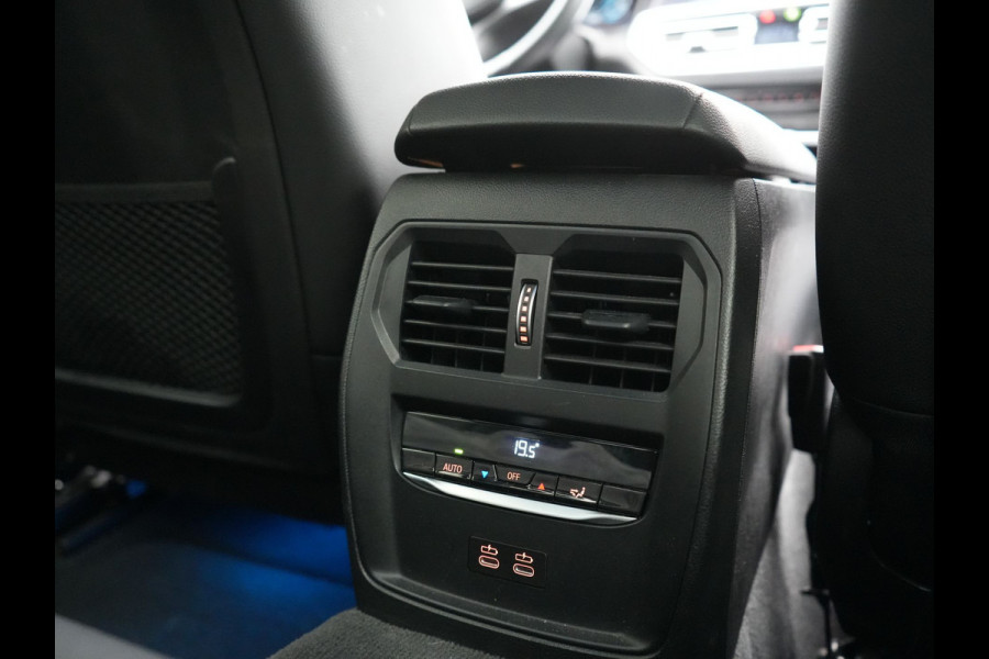 BMW 3-serie 330e M Sport Plug In Hybrid 293pk Dealer O.H. PHEV | Adaptief Onderstel | Sfeerverlichting | Alcantara Sportstoelen Verwarmd | Virtual | Apple Carplay | Navigatie | DAB | 19"L.M |