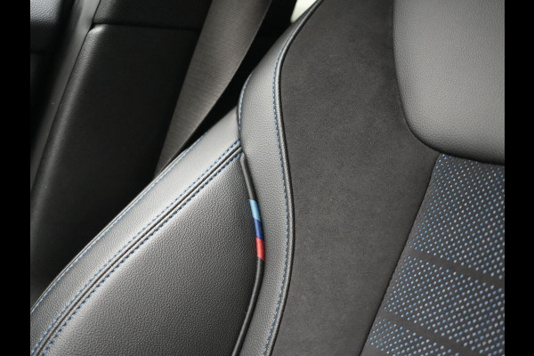 BMW 3-serie 330e M Sport Plug In Hybrid 293pk Dealer O.H. PHEV | Adaptief Onderstel | Sfeerverlichting | Alcantara Sportstoelen Verwarmd | Virtual | Apple Carplay | Navigatie | DAB | 19"L.M |