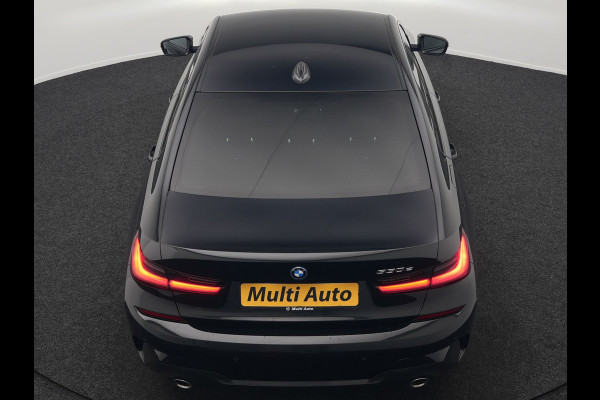 BMW 3-serie 330e M Sport Plug In Hybrid 293pk Dealer O.H. PHEV | Adaptief Onderstel | Sfeerverlichting | Alcantara Sportstoelen Verwarmd | Virtual | Apple Carplay | Navigatie | DAB | 19"L.M |