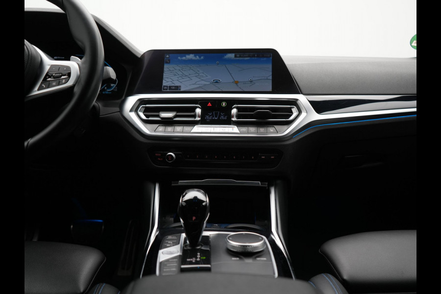 BMW 3-serie 330e M Sport Plug In Hybrid 293pk Dealer O.H. PHEV | Adaptief Onderstel | Sfeerverlichting | Alcantara Sportstoelen Verwarmd | Virtual | Apple Carplay | Navigatie | DAB | 19"L.M |