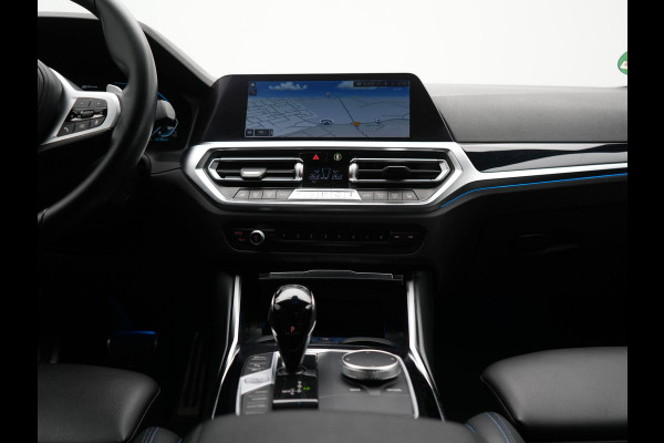 BMW 3-serie 330e M Sport Plug In Hybrid 293pk Dealer O.H. PHEV | Adaptief Onderstel | Sfeerverlichting | Alcantara Sportstoelen Verwarmd | Virtual | Apple Carplay | Navigatie | DAB | 19"L.M |