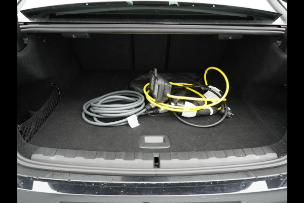 BMW 3-serie 330e M Sport Plug In Hybrid 293pk Dealer O.H. PHEV | Adaptief Onderstel | Sfeerverlichting | Alcantara Sportstoelen Verwarmd | Virtual | Apple Carplay | Navigatie | DAB | 19"L.M |